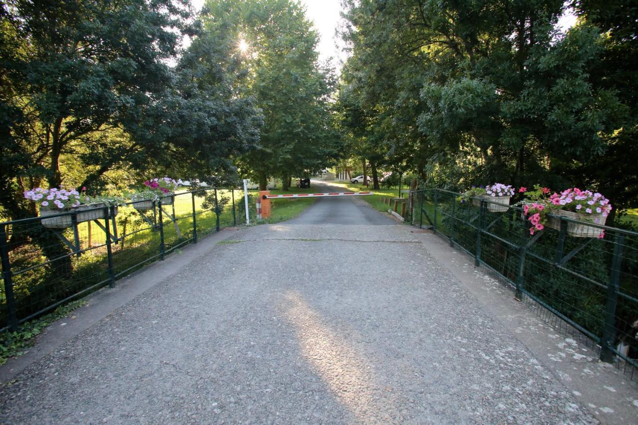 Camping L'Ilot Du Chail Sansais Exteriör bild