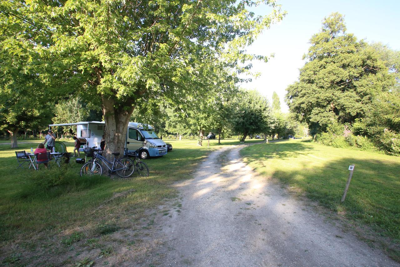 Camping L'Ilot Du Chail Sansais Exteriör bild